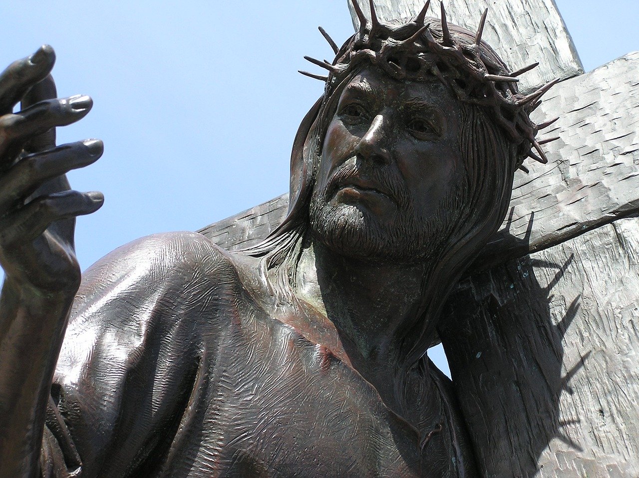 Les difficultés posées par le déplacement d'une statue ancienne et précieuse